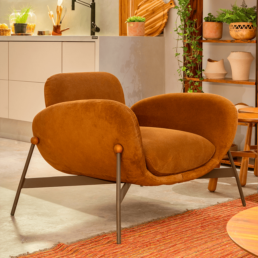 Poltrona Barista_Camurça Tabaco_CasaCor_BSB_2024_Salva Design de Mobiliário (9).png