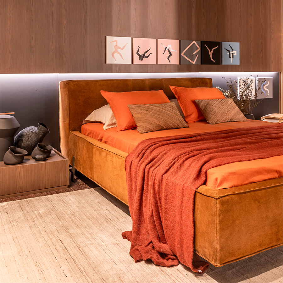 Cama Palafita_Camurça Tabaco_Cocoa_CasaCor_SP_2024_Salva Design de Mobiliário (25).jpg