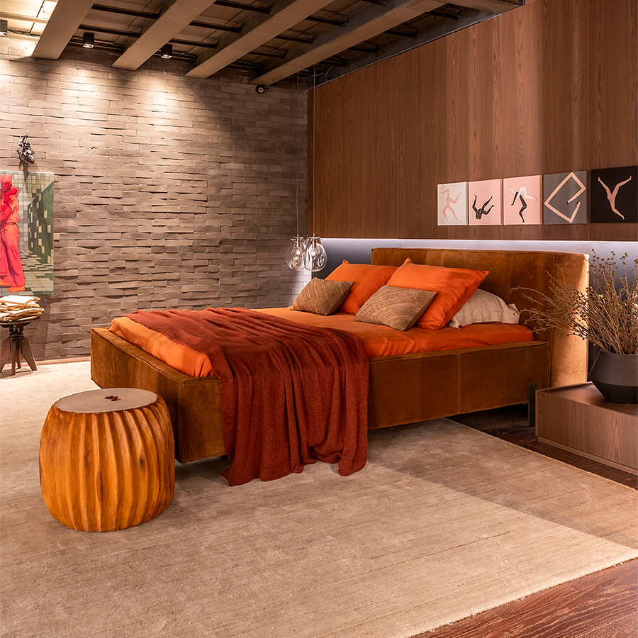 Cama Palafita_Camurça Tabaco_Cocoa_CasaCor_SP_2024_Salva Design de Mobiliário (10).jpg