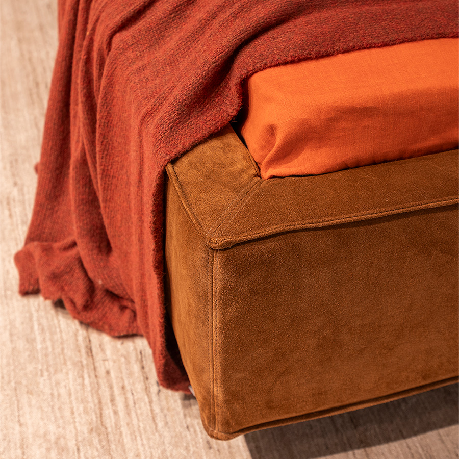 Cama Palafita_Camurça Tabaco_Cocoa_CasaCor_SP_2024_Salva Design de Mobiliário (34).jpg